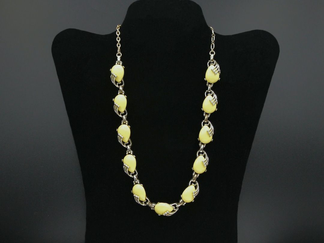 flotsamfrommichigan
Bogoff Lemon Yellow Thermoset Choker Necklace #vintagejewelry #vintagenecklace #designersigned #midcentury #Bogoff #springbling #summerstyle #giftforher #giftsforwomen #FlotsamFromMichigan #etsyvintage buff.ly/4apOoOI