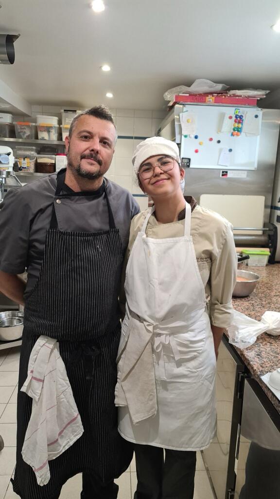 LyceeDetroit's tweet photo. Ayline FOURRIER, élève de 1 ére BCP boulangerie pâtisserie en stage au restaurant le Channel, grâce à sa participation au concours de l'excellence.
Merci à notre RBDE Anne Fournier pour l'organisation de cette journée et aux chefs du restaurant Le Channel pour l'accueil
@dsden62 https://t.co/uUx0rhR5Et