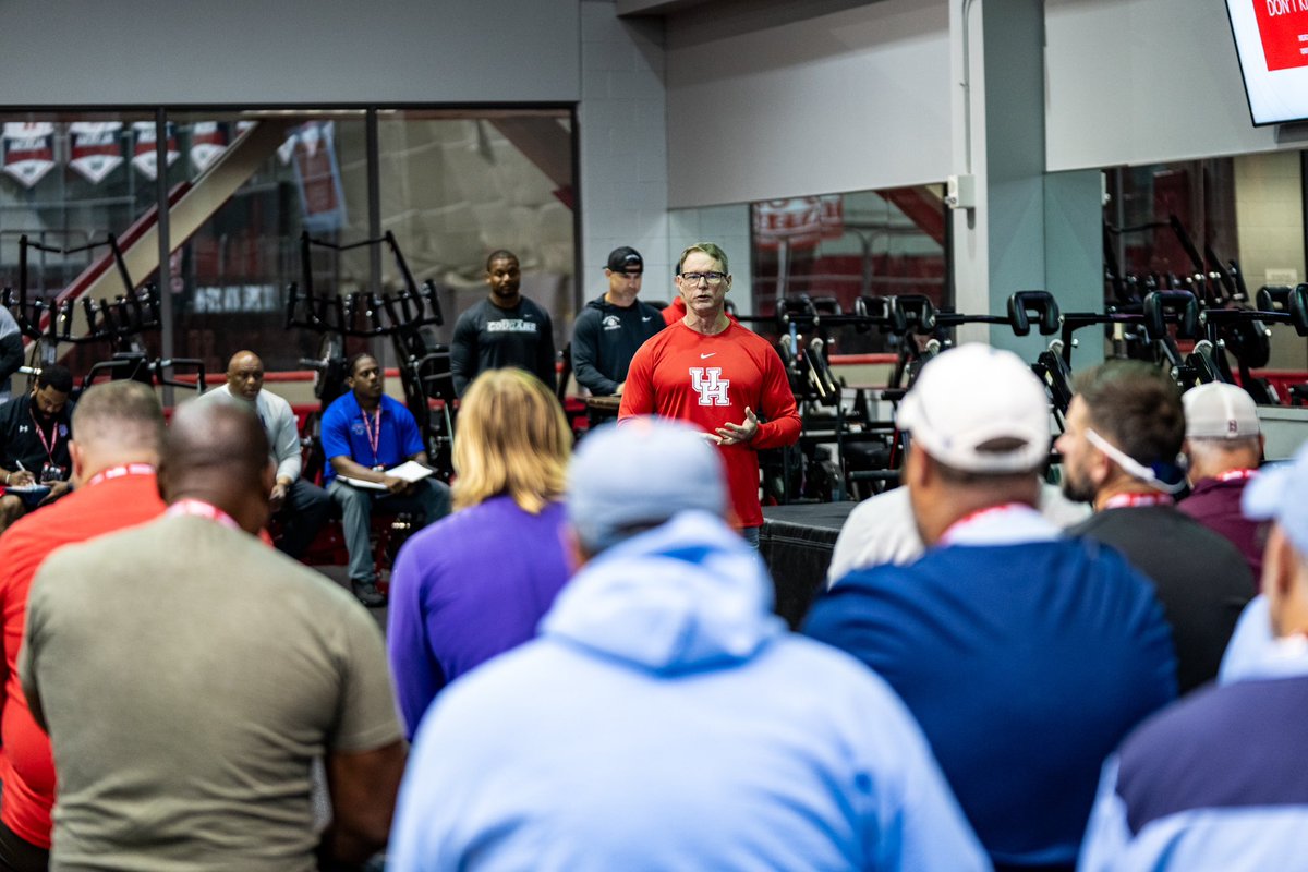 Early morning start to day 2️⃣ of the coaches clinic. #GoCoogs