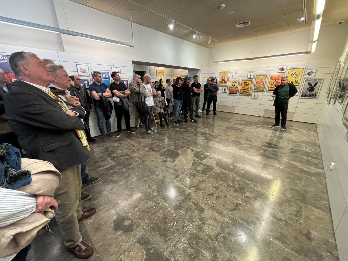 S’inaugura al @museujoguetcat l’exposició “Ens va fer @alexgifreu” amb els cartells anunciadors de la Fira del Formatge de Lladó des de 1997. Es pot visitar fins al 8 de juny a la #SalaOberta.