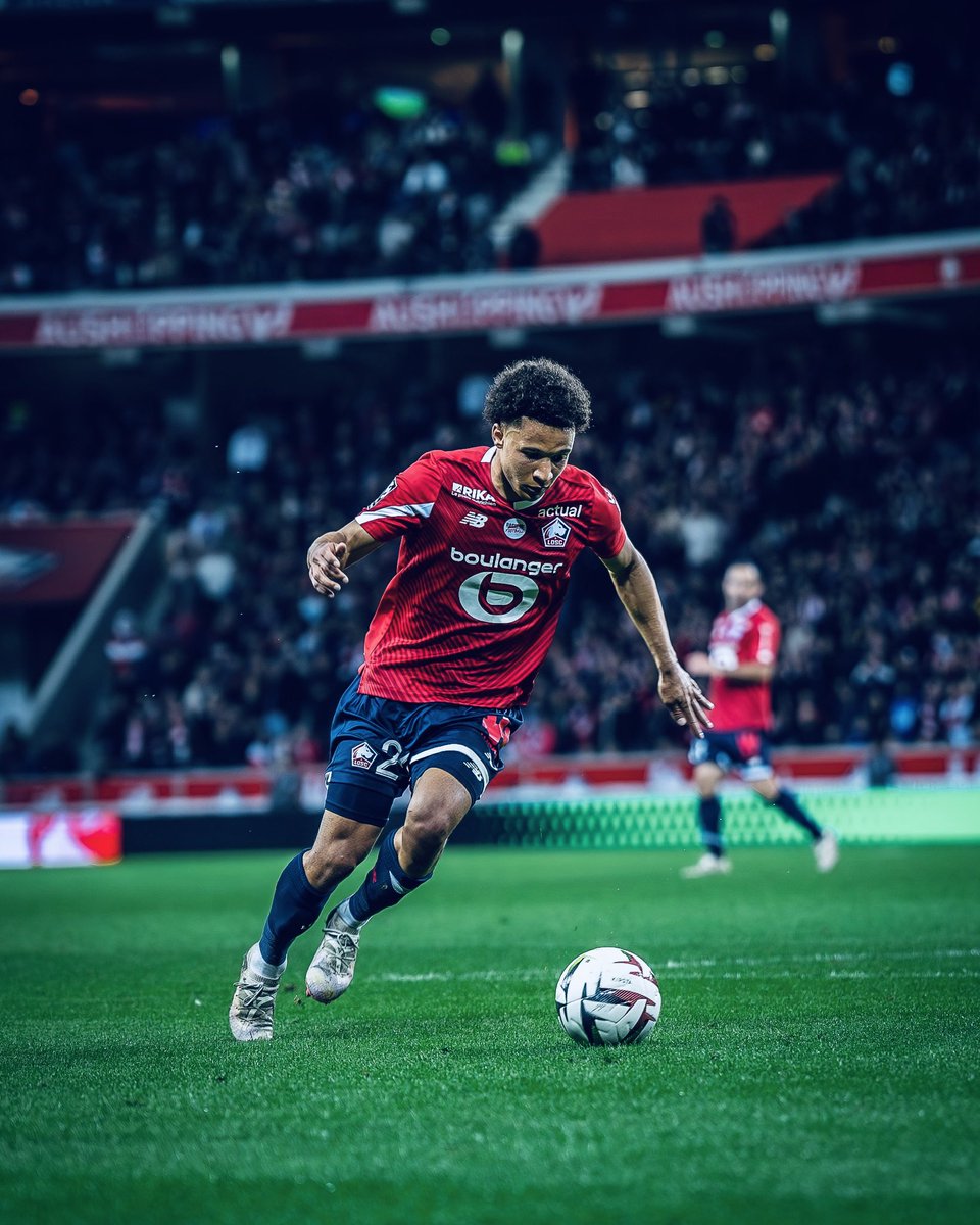In the days where full-backs can be so influential in games, full-backs who can invert, overlap AND defend are so valuable💰 That’s why to me it’s such a surprise that not enough people are talking about Tiago Santos👀 The Portuguese Lille RB is so underrated📈 [THREAD]