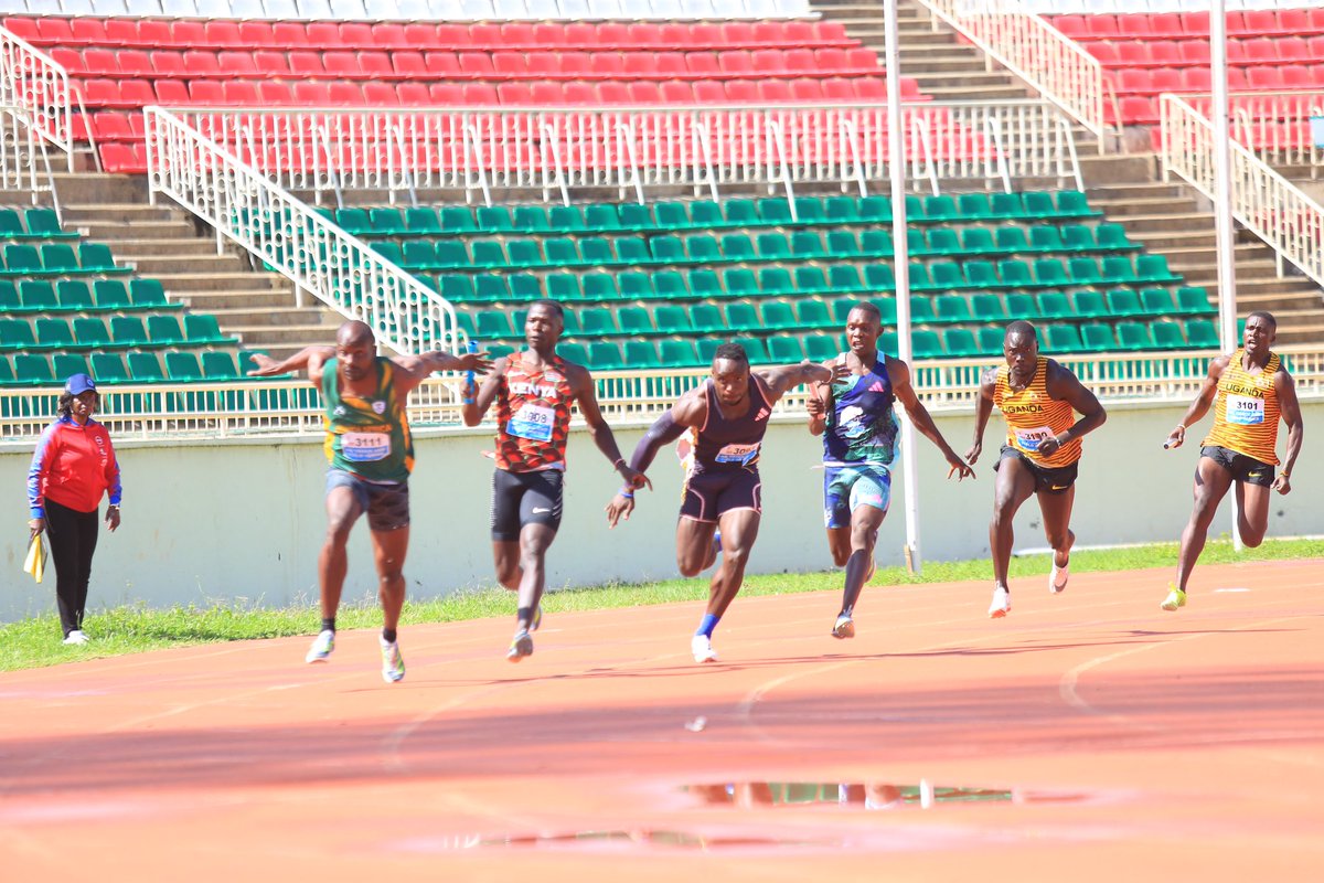 Meshack Babu hands over the baton to Ferdinand Omanyala to anchor their team during their 4x100m relays #teamkenya #worldrelaystrials