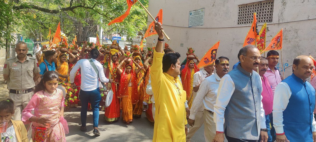 आर. के. पुरम सेक्टर 2 में आयोजित कलश यात्रा में शामिल होने का सौभाग्य मिला और आशीर्वाद लिया |  🙏🙏

#RKpuram #AnilSharma