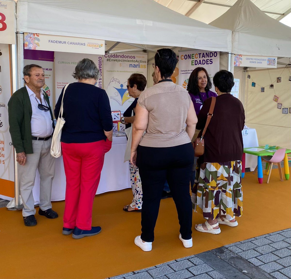 fademur's tweet photo. En #LaGomera ayer pasó algo bonito 🌄
Adolescentes y mayores #ConectandoEdades con #FADEMURCanarias 🫶
Nuestras actividades fueron parte de la III Feria de la #Salud organizada por @Ayto_SS_Gomera
👵🏻🧒🏼 Y cuando conectaron saltó la chispa …
1/2 🧵 https://t.co/GbQ9XUHkBB