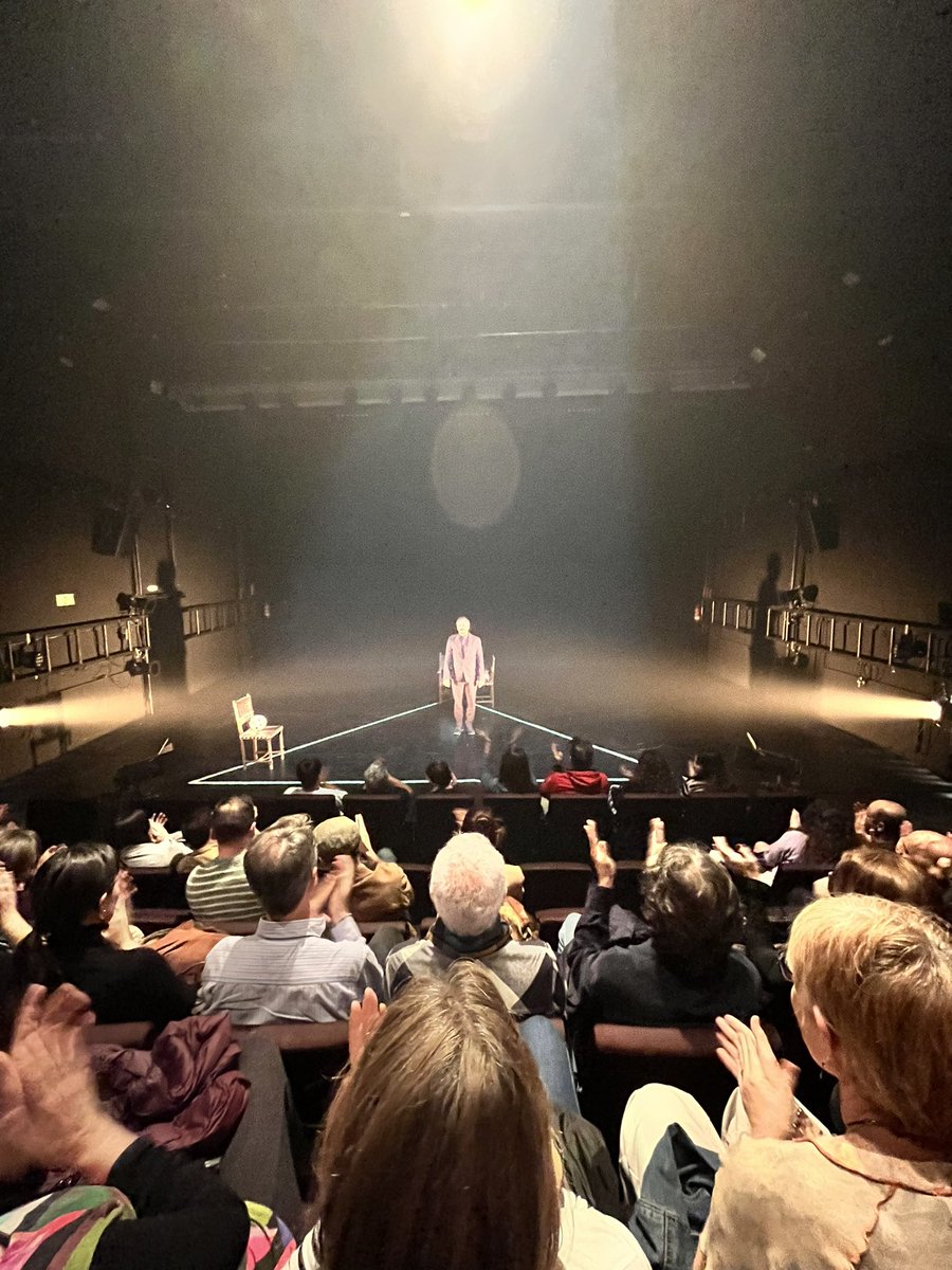 Ayer vimos a los compañeros de “Con los ojos cerrados” en la <a href="/salamirador/">Sala Mirador</a> con un diseño maravilloso de luces y una interpretación magistral de #GermánTorres
