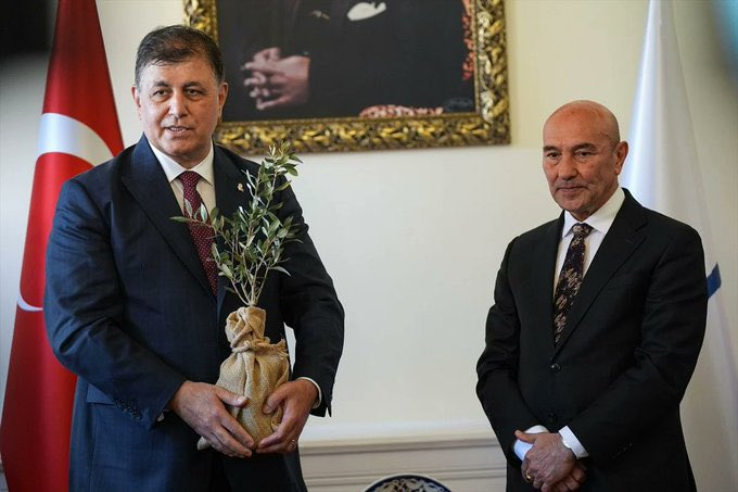 İzmir’in yeni belediye başkanı Cemil Tugay, başkanlık görevini Tunç Soyer'den devraldı.