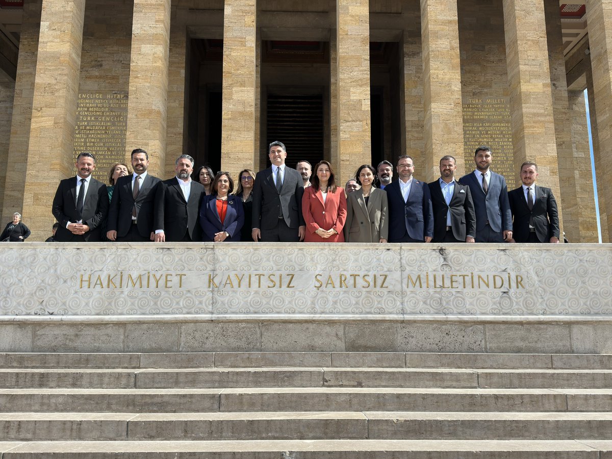 onursaladiguzel's tweet photo. Kadim İstanbulumuz için birlikte hizmet edeceğimiz Belediye Başkan ve meclis üyesi arkadaşlarımla birlikte Ankara’ya giderek Anıtkabir’i ziyaret ettik. 

Ulu Önderimiz Mustafa Kemal Atatürk ve silah arkadaşı, 2. Cumhurbaşkanımız İsmet İnönü’nün mezarını ziyaret ettik. Bizlere Atamızdan miras kalan Cumhuriyetimizi ilelebet yaşatacağız…