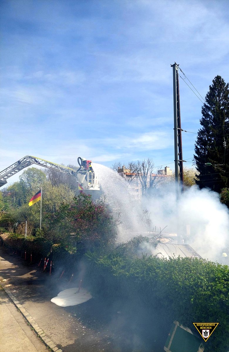 Am Samstagmittag ist eine #Gartenhütte in #Sendling ein Raub der Flammen geworden. Die benachbarte #Bahnstrecke musste für die Dauer der Löscharbeiten gesperrt werden. Zum Bericht: presseportal.de/blaulicht/pm/1… #WirFürMünchen