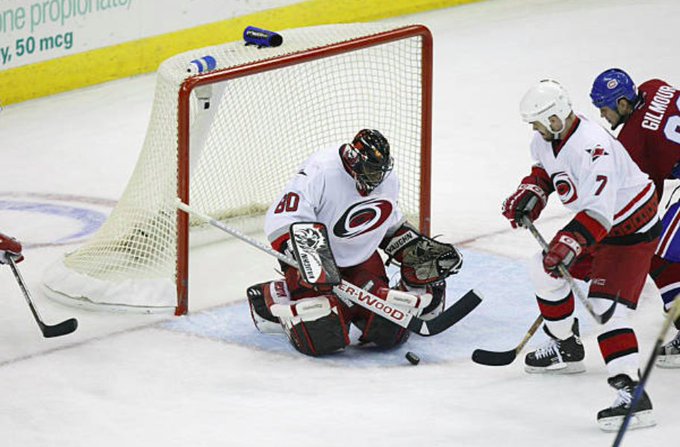 On this day in 2002, @KevinWeekes made 25 saves for his second consecutive playoff shutout. Carolina defeated the Canadiens 2-0 in Game 1 of the Eastern Conference semifinals @Canes #Hockey365 #CauseChaos