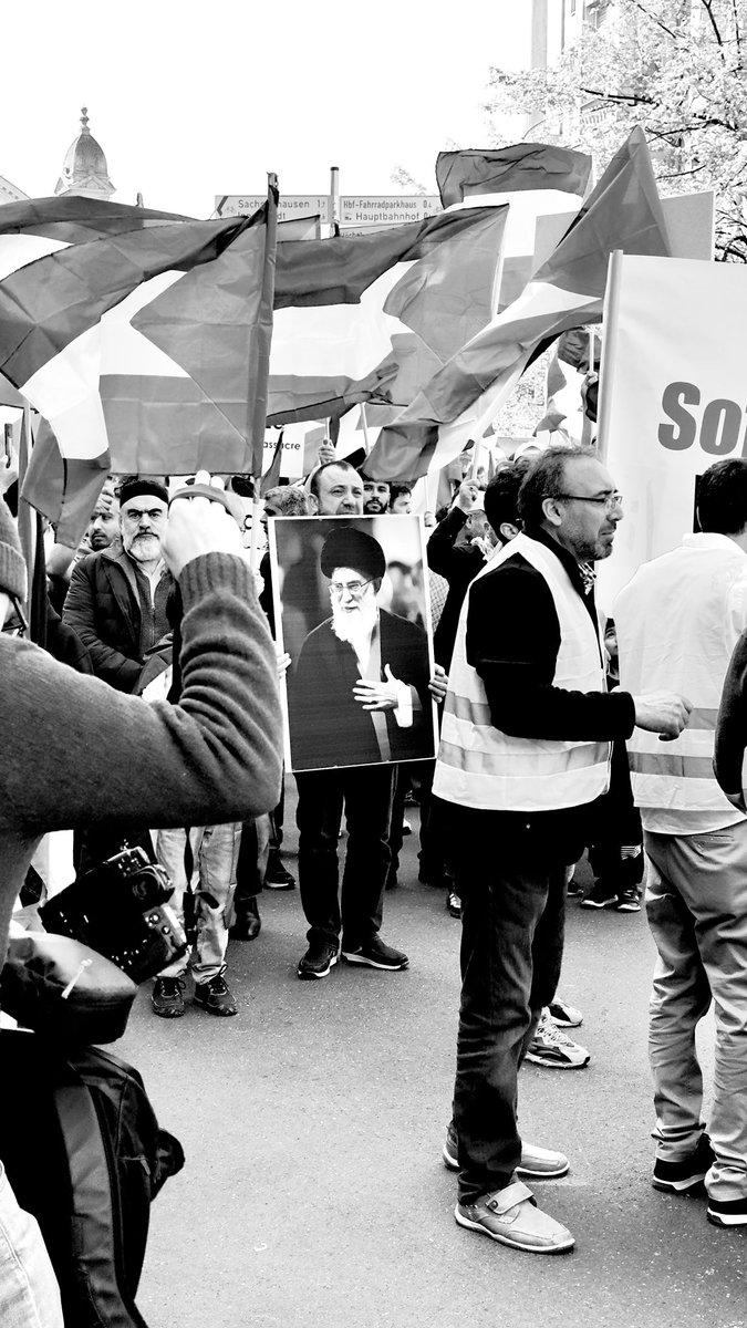 Unter „Gemeinsam gegen Zionisten“-Rufen zieht die Demo zum #AlQudsTag am Hauptbahnhof in #Frankfurt los #ffm0604 #antisemitismus