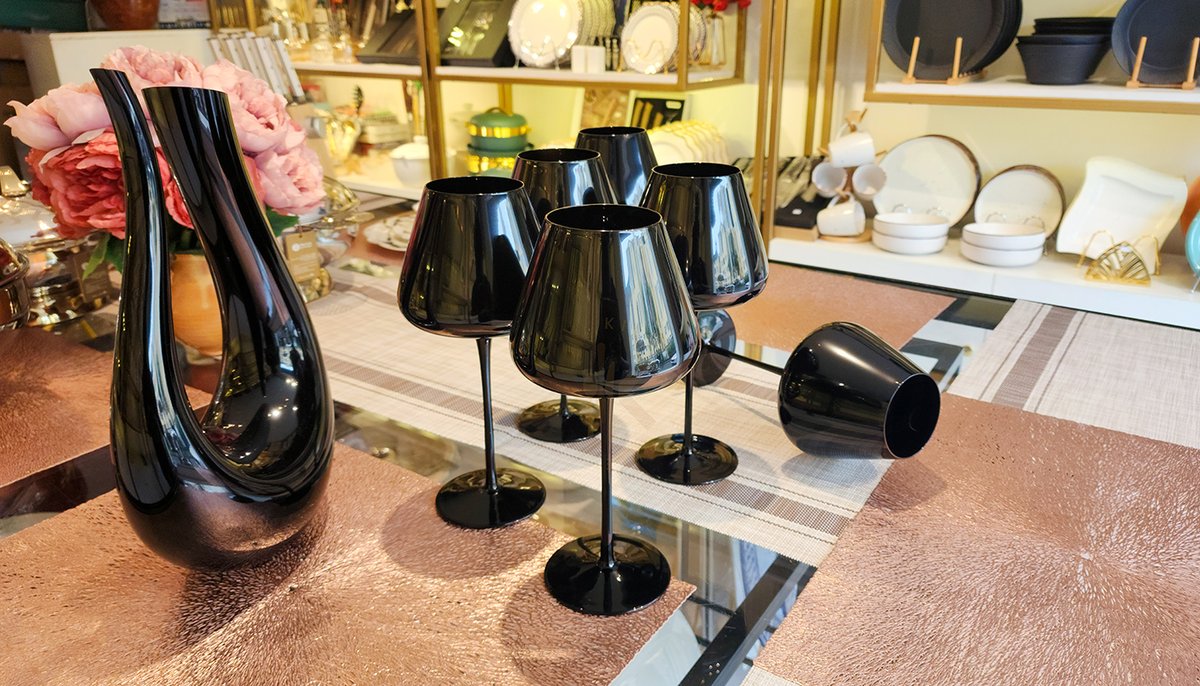 KitchenFlaire's tweet image. Black Beauties : Stunning Black Goblets for Red &amp;amp; White Wine

Modern, sleek design that turns heads on any table
Perfect for both reds &amp;amp; whites
Set of 6: Ksh. 7,800
Decanter: Ksh. 2,950

#WineLovers #ModernDesign #TableElegance