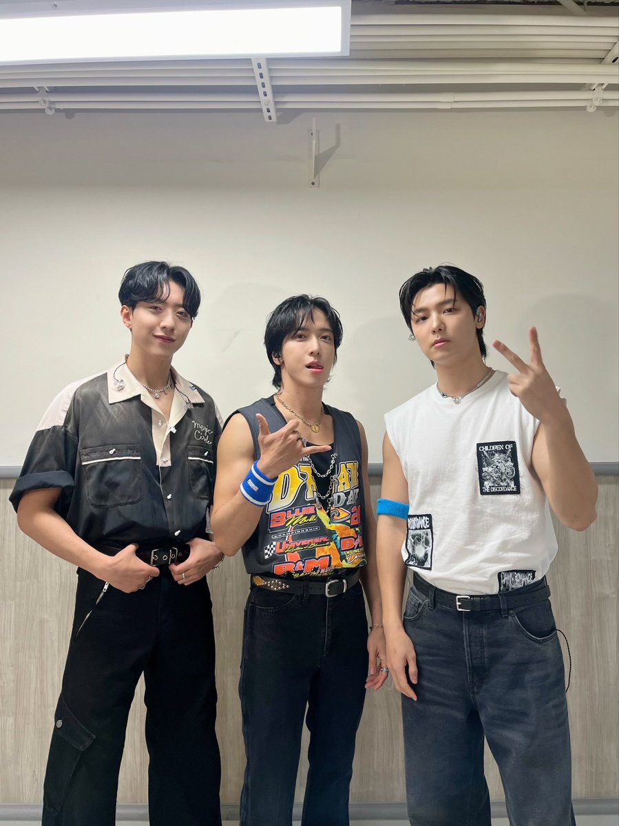 [📸] 2024 CNBLUE LIVE ‘CNBLUENTITY’ IN KAOHSIUNG 큰 소리로 CNBLUE를 불러주는 BOICE의 센스에 매번 놀라🤭💙 #CNBLUE #씨엔블루 #CNBLUENTITY