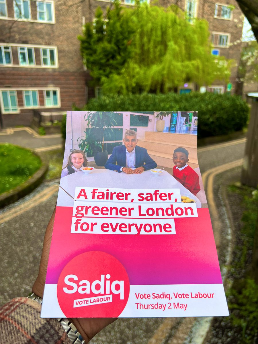 Busy morning for @ArsenalLabour Councillors! ℹ️ Ward Surgery, hearing from residents struggling with the Tory cost of living crisis and how our Labour Council is on their side. 🌹Campaigning for @SadiqKhan so he can keep delivering a fairer, safer, greener London for everyone.