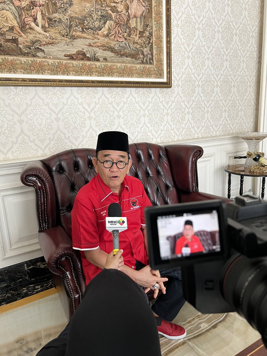 ruhutsitompul's tweet image. Ha ha ha kok masih pada sibuk n g e b a c o t saja mengenai Sidang MK lucu banget nie, Putusan MK No 90  yg mengakibatkan Ketua MK nya d i c o p o t Oleh Hakim MK MK terang benderang sudah pastilah Bapaknya yang  Berkuasa pasti memihak Anaknya yg masih imut2 ngapain kalian yg…