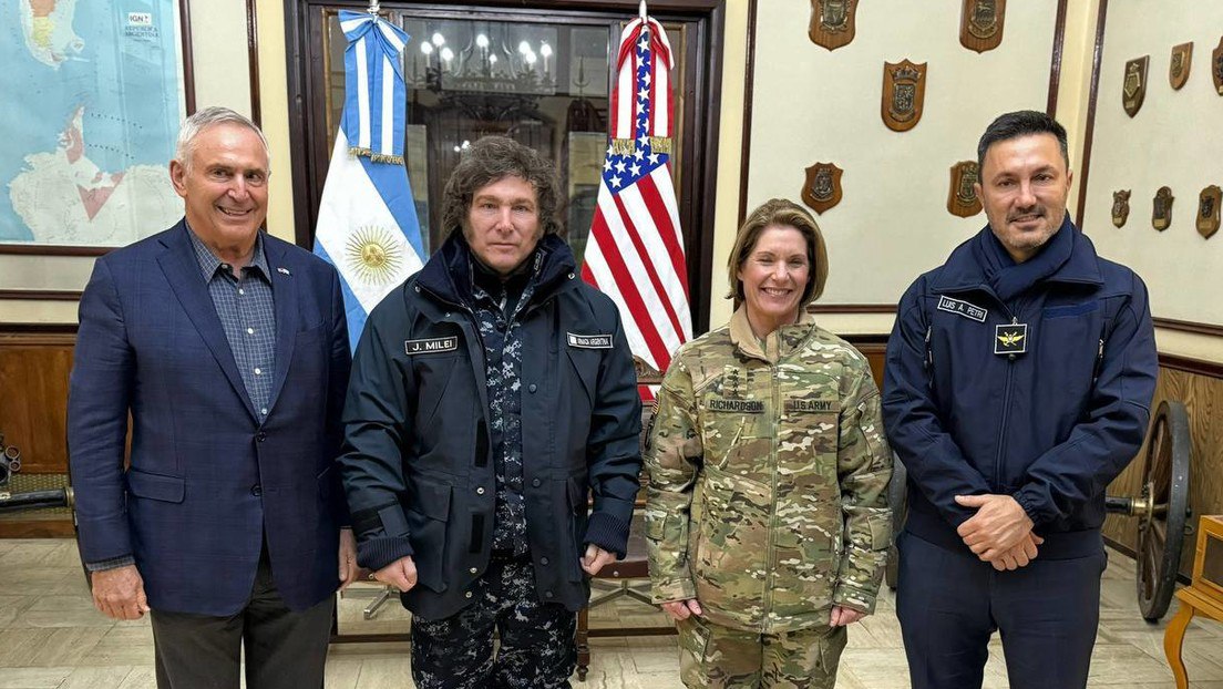 Milei sigue sometiendo y regalando a 🇦🇷Argentina. 👉Anuncia el desarrollo de una base naval integrada con EEUU que convertirá a la Argentina en: 'la puerta de entrada al 'continente blanco'' 🤦🏻‍♀️🤦🏻‍♀️🤦🏻‍♀️🤦🏻‍♀️ #MileiVerguenzaMundial #IzquierdaLatina