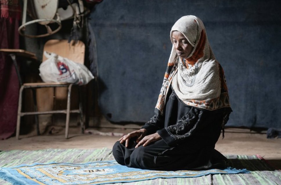 'After my husband fell ill & our home was destroyed, we fled from Taizz to Aden' Named after the historic Queen of #Yemen, Balquees, & her family face hardships, especially during Ramadan. UNHCR's cash assistance is a lifeline for many Yemeni displaced families like Balquees's.