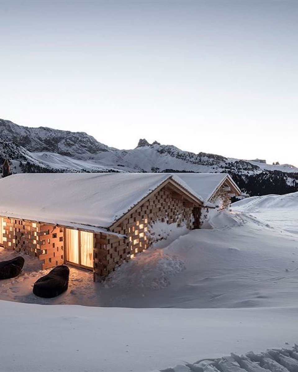 Inside The Semi-Insulative Zallinger Refuge Cabins “...The Zallinger Refuge offers a new model of hospitality, serving a perfect example of responsible tourism in every way.” —— Read more: satoriandscout.com/blogs/home-and… —— #interiordesignideas #modernarchitecture #archidaily #alps