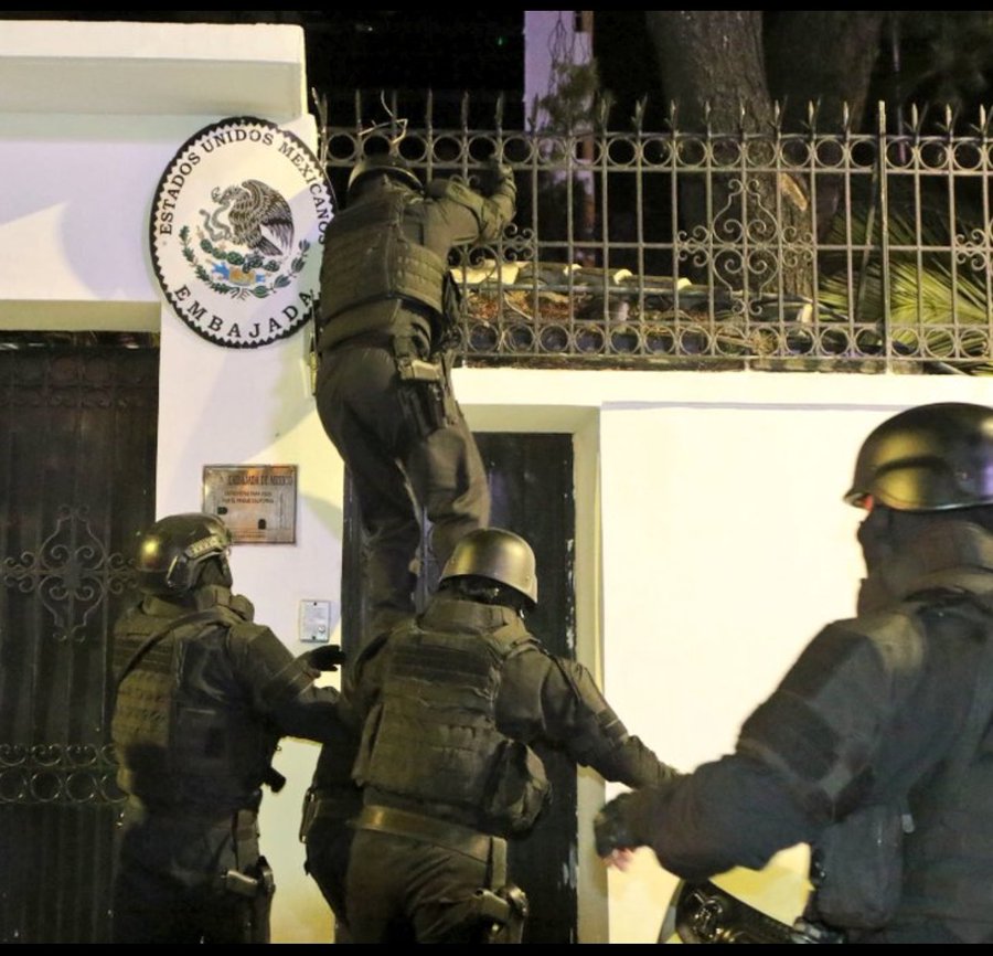 untatuador2's tweet photo. Trepamos los muros para meternos a la embajada del país conocido por trepar muros.

Cine, papito 🚬 https://t.co/HQHD41iIax