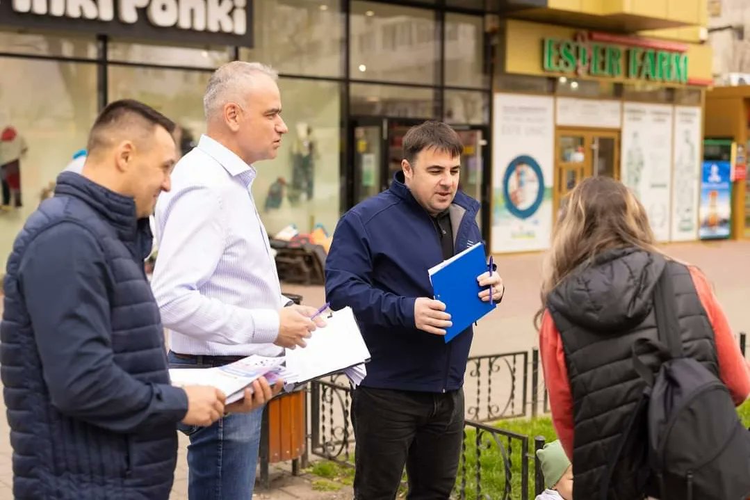 Today, we campaigned in Iași with Marius Bodea, our United Right candidate for Mayor, gathering signatures. People support Marius for his professionalism. Next stop: Bacău, meeting dedicated Mayor Lucian Daniel Stanciu Viziteu.