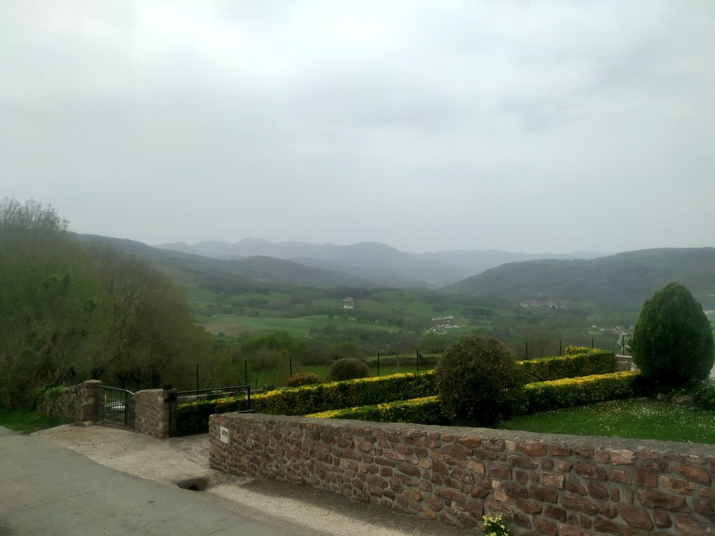 El polvo sahariano y la #calima enturbian el cielo y el verde característico del Valle de #Baztan #Navarra, a un paso de Francia. 28 grados. El mundo al revés. #meteo @59andueza @Noainmeteo @Navarrameteo @Armeteo @Meteonavarra_ @meteodelnorte @MutilvaMeteo