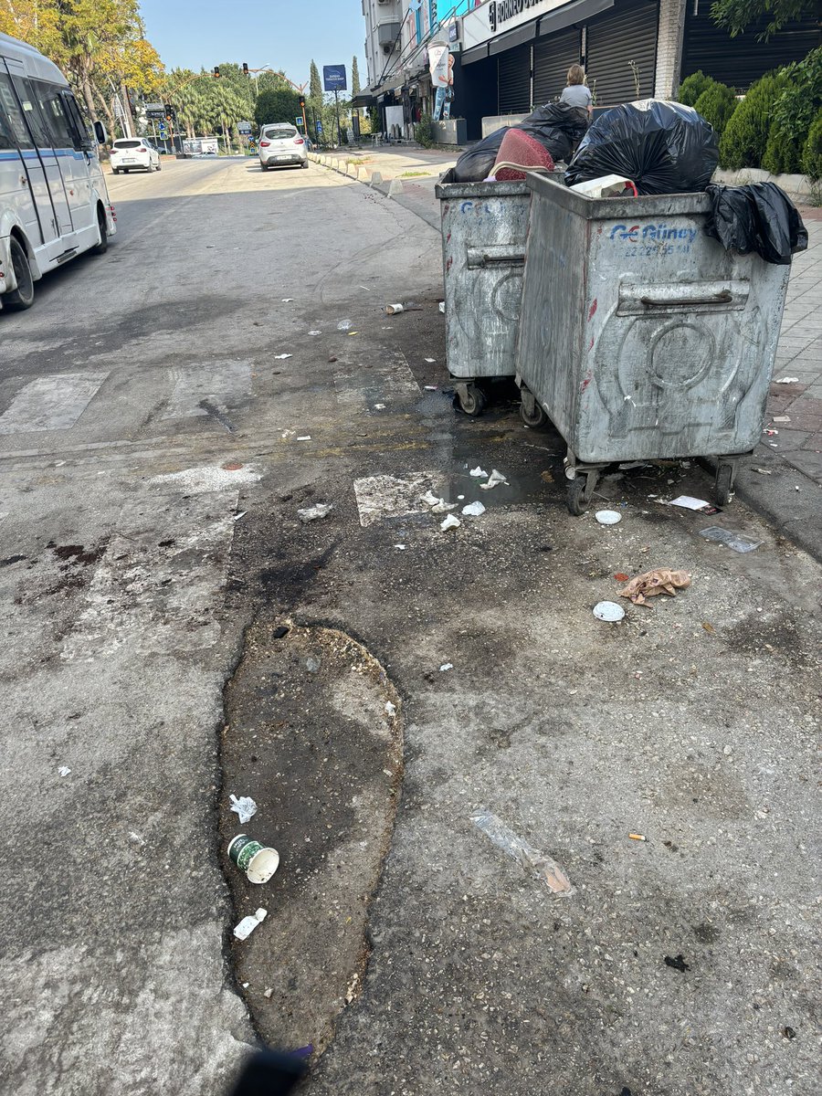 Burası Uğur Mumcu ve Turgut Özal. Artık belediyelerden beklentimiz yolların ve çöp konteynerlarının bir an önce temizlenmesi, çöp konteynerlarının bulunduğu alanların yıkanması ve dezenfekte edilmesi. #emrahkozay #çukurovabelediyesi