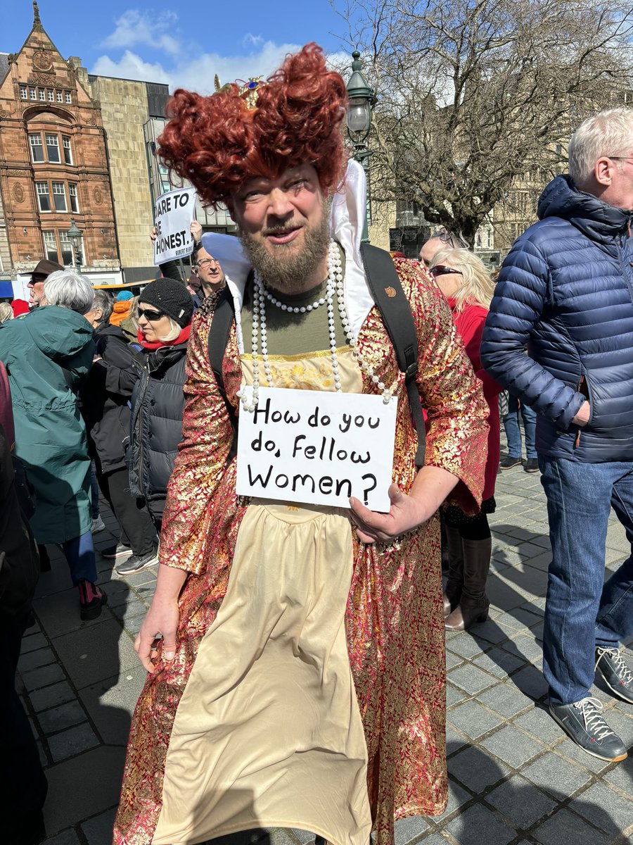 He’s with us! 
#LetWomenSpeakEdinburgh 
A strong Scottish 🏴󠁧󠁢󠁳󠁣󠁴󠁿 man. In a frock. 
TranswomenAreConMen