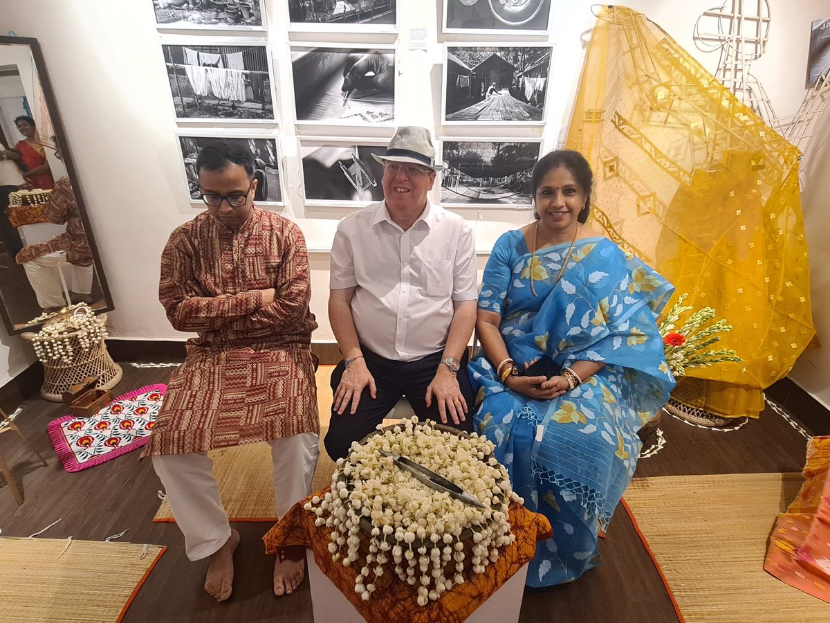 A celebration of Bangladesh's Jamdani weaving on show at Chhobi-o-Ghor Art Gallery rediscovering stories that bind us across time and rivers. I inaugurated this small exhibition curated with passion & ❤ It is on from 15:00 - 20:00 until 15th April (except Tuesday's). Do visit.