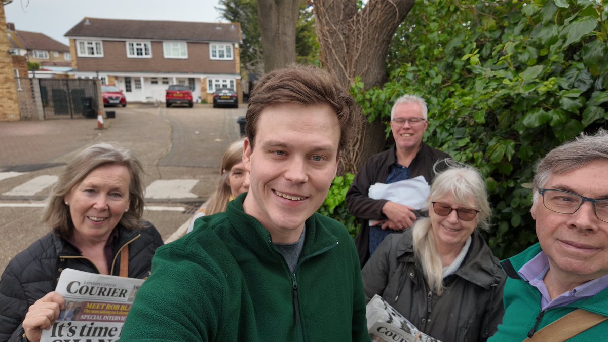 Great day out in Fairlop today with the @LibDemRedbridge team 🔶🔶 A vote for Lib Dems on May the 2nd is a vote to fix The Met, clean up the Thames and support our EU citizens!