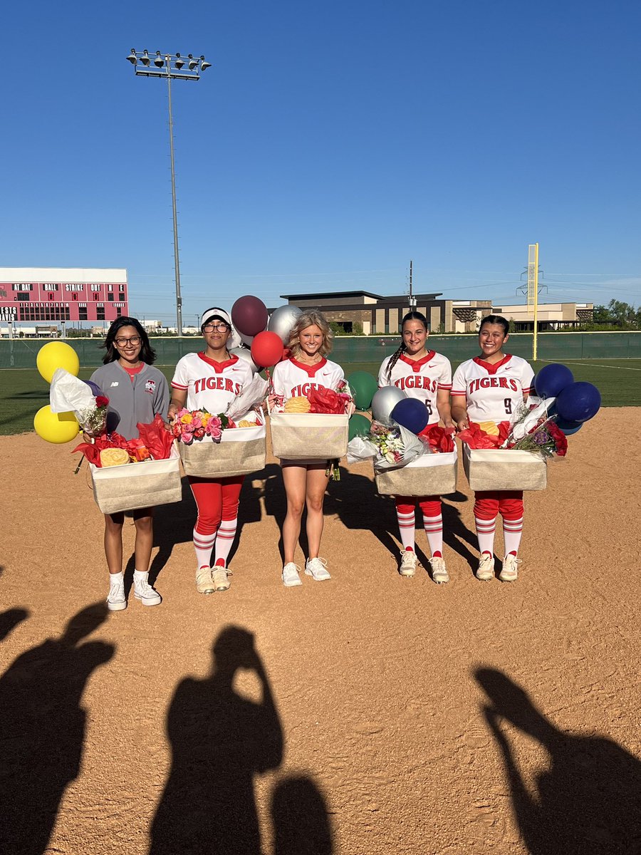 Celebrated these 5 seniors last night and got the win over Clements 16-0! 🥎❤️🐯