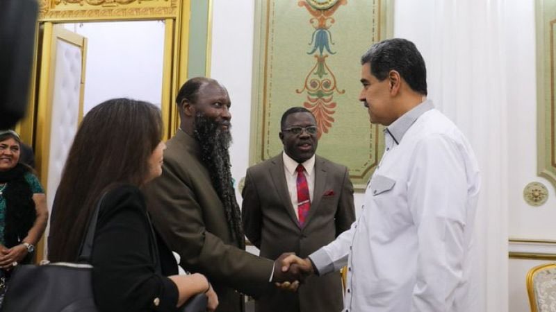 Humble leaders are ordained by God. The humility lies in accepting all, leaving no one and no place behind. Today @NicolasMaduro met with David Edward Owuor a Prophet from Kenya. Vote for humanity in President Maduro @PartidoPSUV @GuaroDePuraSepa