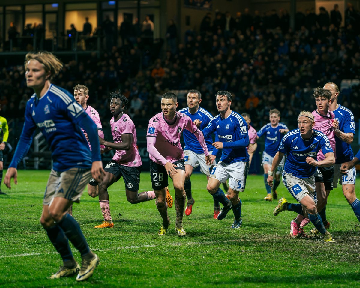 Odense_Boldklub's tweet photo. Det var en våd fornøjelse i Lyngby, hvor regnen piskede ned i og efterlod et en mudret suppe på græsplænen 😬🌧️
#obdk #enafstriberne #lbkob #sldk https://t.co/I0700cHOLa