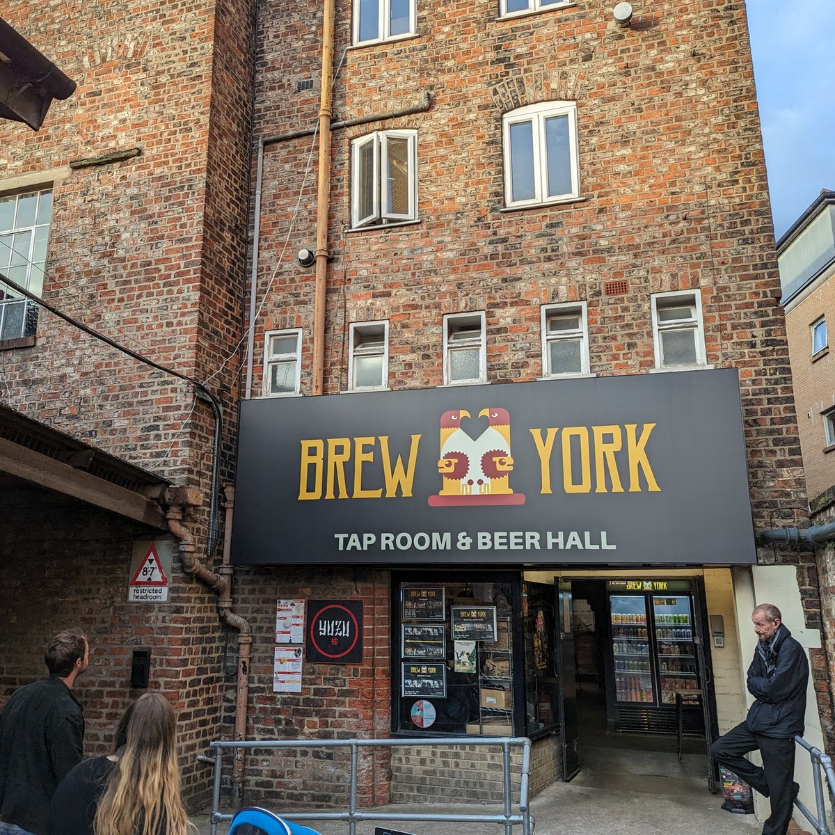 RoamingRidings's tweet photo. Brew York Tap Room &amp; Beer Hall, York. 
@brewyorkbeer
__________ 

Easily one of the coolest venues to visit in York.

Scores &amp; full review here:

Instagram: https://t.co/y30AEwaQnE
Facebook: https://t.co/VmdmJwV1bJ

#yorkpubs #pubguide #york #yorkpubguide #yorkbeer https://t.co/XQAQ1RYT91