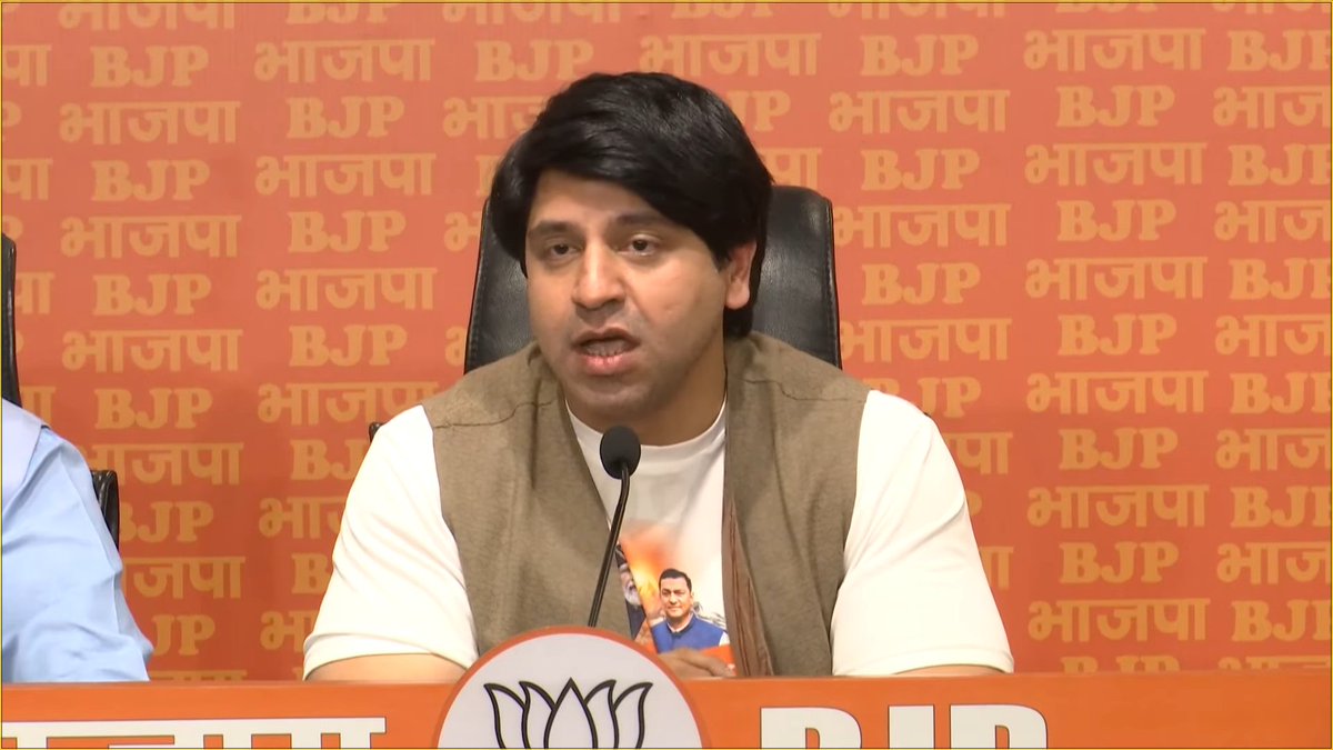 BJPLive's tweet photo. ममता बनर्जी के राज में आज TMC का मतलब तृणमूल कांग्रेस नहीं बल्कि Terror, Mafia और Corruption बन चुका है।

और इस TMC के राज में बंगाल की कानून व्यवस्था हर रोज एक नए निचले स्तर को छूती है और जिस प्रकार का वातावरण आज पश्चिम बंगाल में बन चुका है कि वहां केंद्रीय एजेंसियों के हमारे जांबाज ऑफिसर ही सुरक्षित नहीं हैं, तो वहां मां, माटी, मानुष कैसे सुरक्षित होगी?

- श्री @Shehzad_Ind