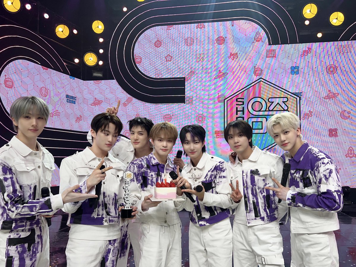 시즈니~~!! 오늘 으맠쩡심에도 1위 만들어줘서 너무너무 고마워요!! 이렇게 좋은 순간을 시즈니랑 함께 축하할 수 있어서 마음이 몽글몽글..ㅎㅎ 그리고 오늘 서프라이즈 케이크 선물해주신 음악중심도 너무 감사합니다! 캬~~~
시즈니 즐거운 주말 보내구 오늘 스무디 한잔..?

#JENO
#NCTDREAM