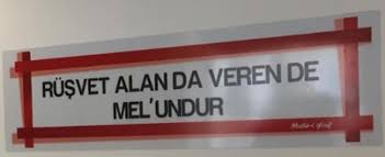 “Rüşvet alan da veren de mel’undur” 1994'te Refah Partisi yerel seçimlerde büyük başarı kazanınca belediye binalarına bu tabelalar asıldı. Sonra yılar geçince bu tabalalar yavaş yavaş kaldırıldı, AKP iktidarı ile neredeyse hiçbir belediyede kalmadı. Demek şimdi tekrar asılmaya…