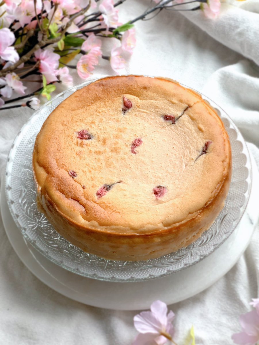 ＊桜のチーズケーキ

甘味は桜餡だけで優しい甘さ♡
湯煎焼きしたからしっとりとろける食感でもはや飲みものだった🌸🤤

#お菓子作り #お菓子作り好きな人と繋がりたい #コッタ