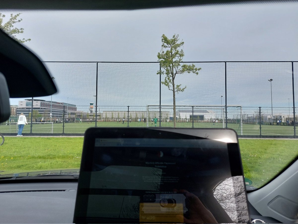 1ste 2 binnen voor de bekerfinale, nu 🤞 voor de laatste. Op hotspot langs het voetbalveld😂 #Feyenoord #bekerfinale #feynec