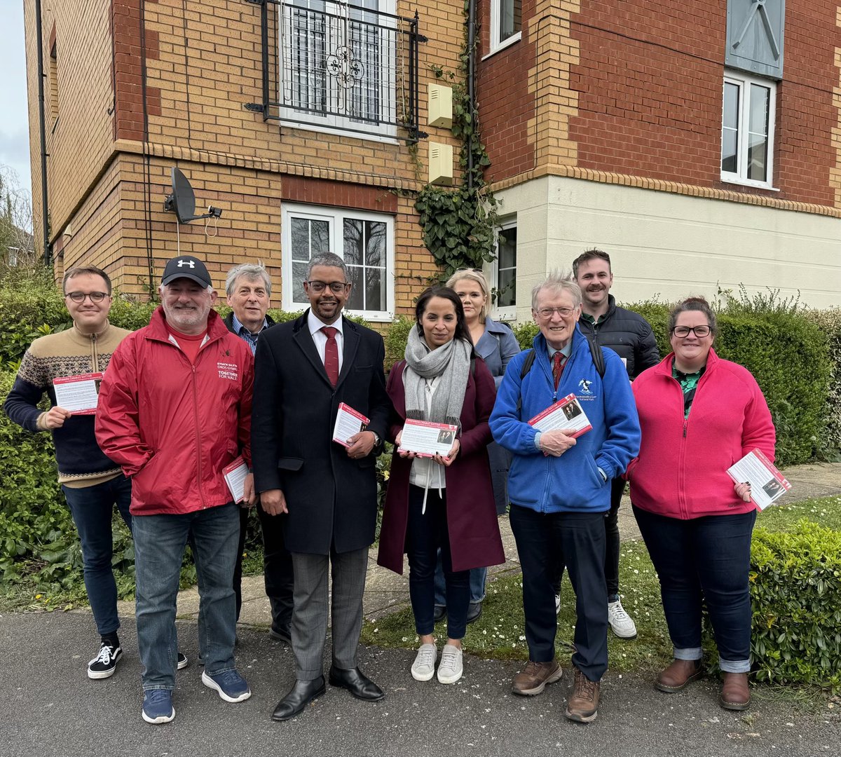 Delighted to be out on the doorstep yesterday with @PrifWeinidog and @GrangetownLAB promoting Waheeda Abdul Sattar @WelshLabour candidate for Grangetown by-election. Thanks to those who pledged their support for both of us.