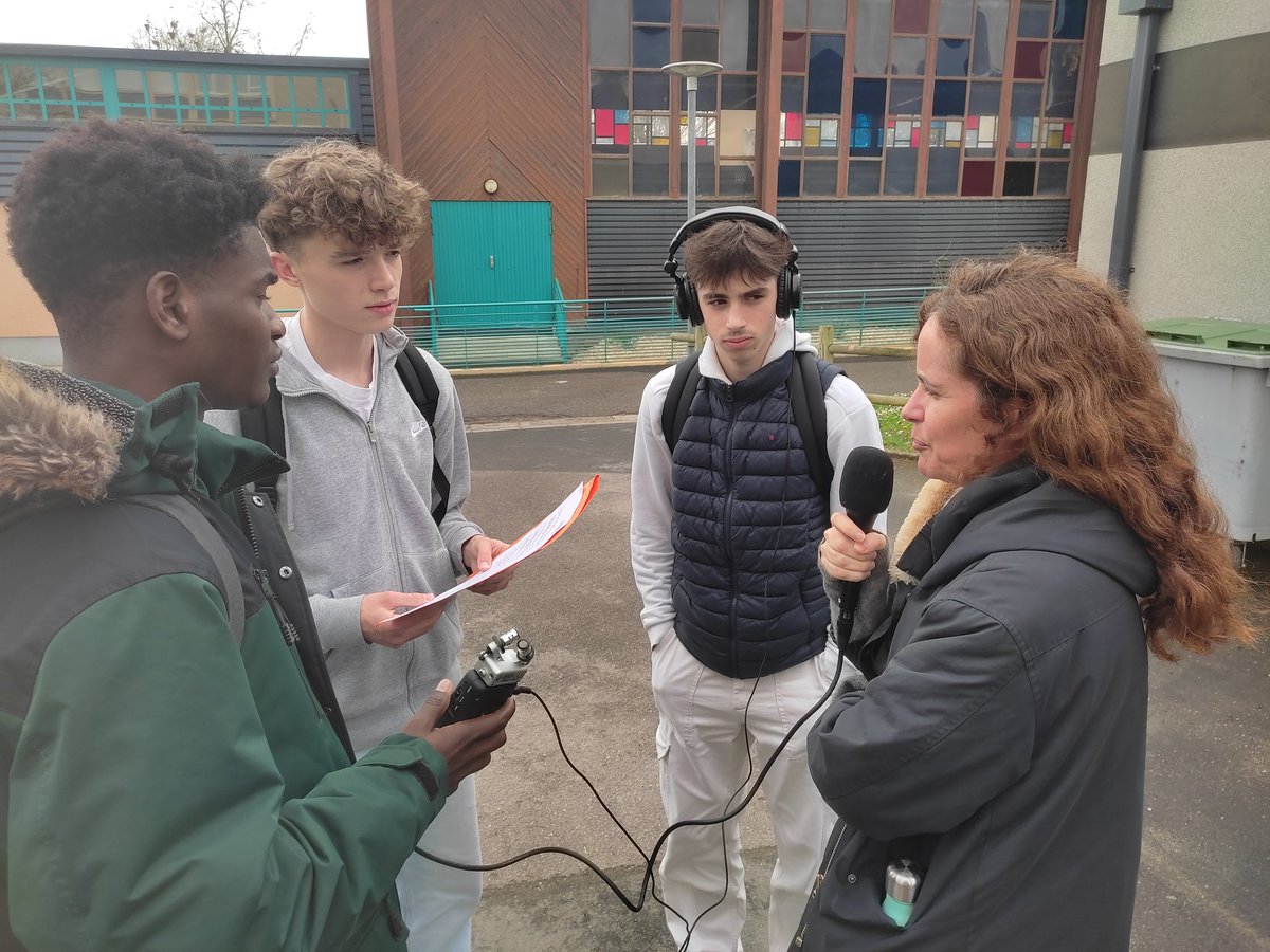 Les élèves de 2MTNE interviewent la journaliste Elsa Guiol autour du sujet de la désinformation pour notre émission radio. @SepLpo @ClemiNormandie