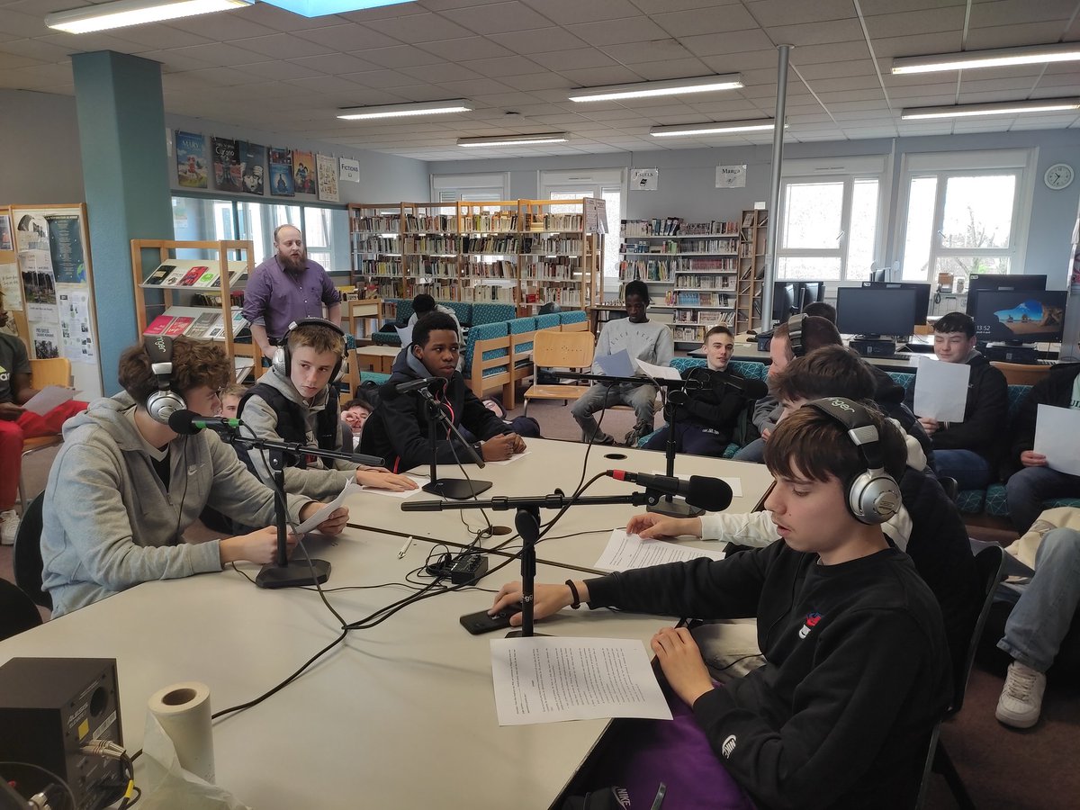 Ce jeudi la classe de 2MTNE a découvert la radio. En préparation : une émission sur la thématique de l'information et des médias pour le direct ! @ClemiNormandie @SepLpo