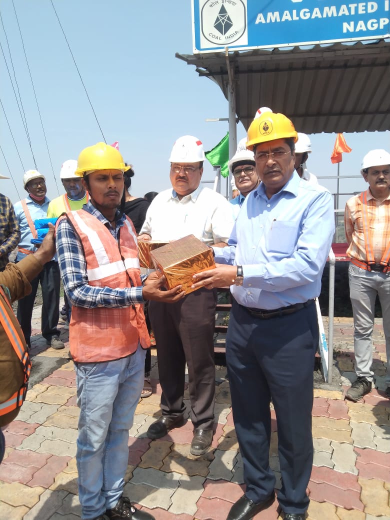 WCL के अध्यक्ष-सह-प्रबंध निदेशक श्री जे. पी. द्विवेदी ने आज नागपुर क्षेत्र की खदानों का दौरा किया । क्षेत्रीय प्रबंधन को सुरक्षा के साथ कोयला उत्पादन बढ़ाने पर मार्गदर्शन देते हुए उन्होंने खदानों में कार्यरत कुशल कामगारों को सम्मानित भी किया । #Coal #Mining #CoalMining