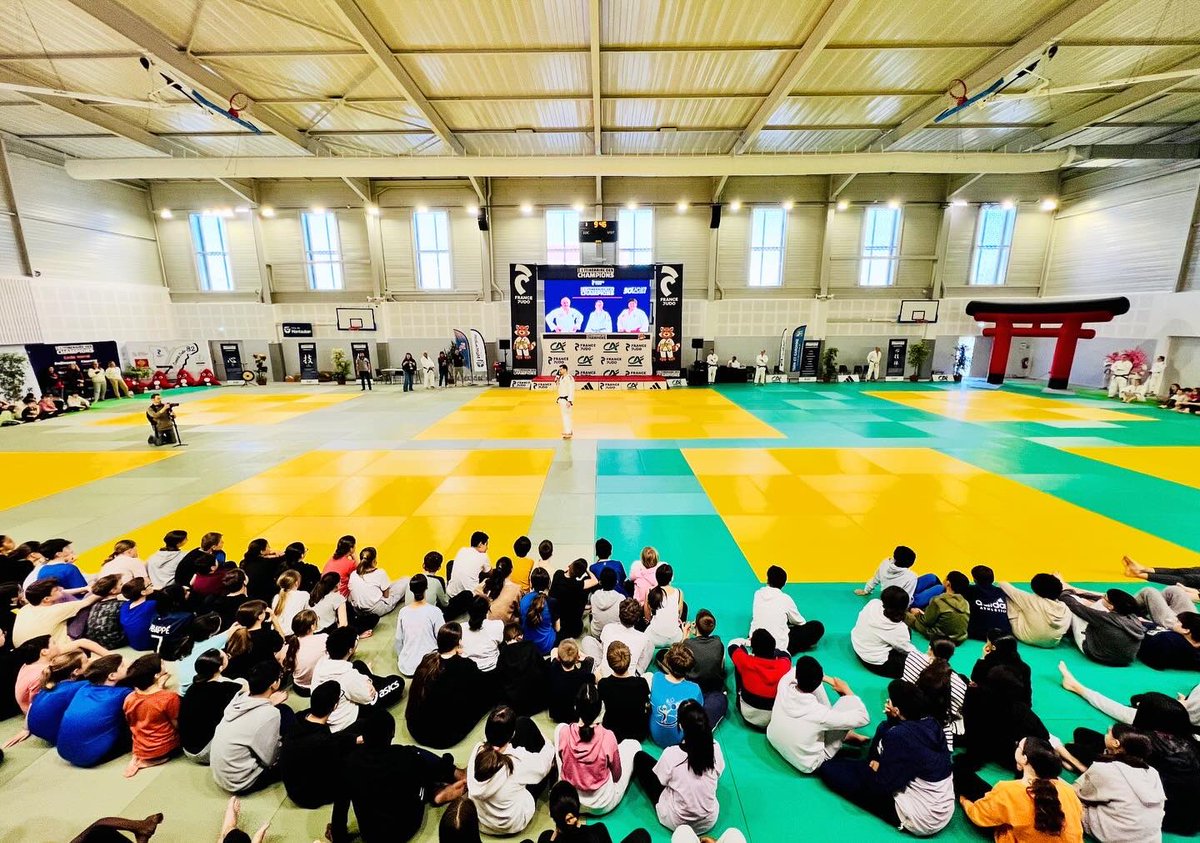Vendredi 5 avril 2024 a eu lieu l’itinéraire des champions au complexe sportif de Montauban. 430 élèves réunis pour une initiation au judo et au self défense animée par de grands champions de ses disciplines. Bravo et merci à toutes les personnes qui ont permis ce beau moment.