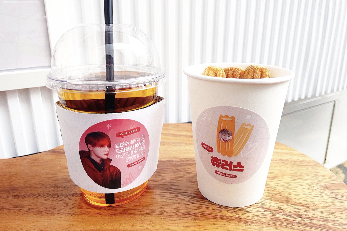 🏰🩸

𝑿𝑰𝑨𝑹𝑨𝑪𝑼𝑳𝑨
𝓕𝓲𝓷𝓪𝓵𝓮 𝒊𝒏 𝑩𝑼𝑺𝑨𝑵

오늘 부산에서의 준수 배우님 샤큘 마지막 공연을 기념하여 한국과 일본 코코넛들의 응원과 사랑을 가득 담은 커피차와 맛있는 간식을 준비해드렸어요♡

뮤지컬 <드라큘라> 10주년 여정의 마지막을 응원합니다! 김준수 배우님 화이텡❤️‍🔥✨