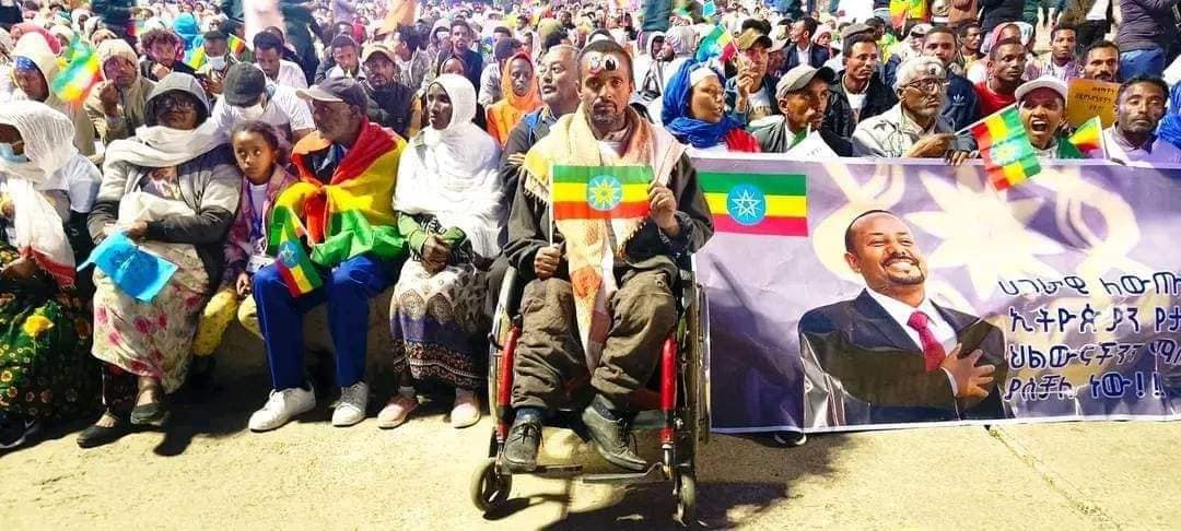 በአዲስ አበባ ከተማ 'ለውጡን' የሚደግፍ ሰልፍ ተካሂዷል 👉🏿 በተለያዩ የከተማዋ አካባቢዎች ትላንት ምሽት የታሰሩ ነዋሪዎች መኖራቸውን ሰምተናል ወደ ሰልፉ ቦታ ለማለፍ መለያ (ባጅ) ሲጠየቅ እንደነበር አዲስ ማለዳ... t.me/addismaleda/18…