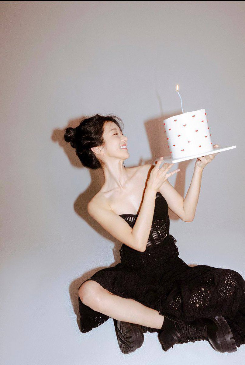 kdrama_menfess's tweet photo. •kdm• Seo Yeaji mempersembahkan birthday photoshoot untuk fansnya! how gorgeous is she 🥺💗 https://t.co/7300pxHYQD