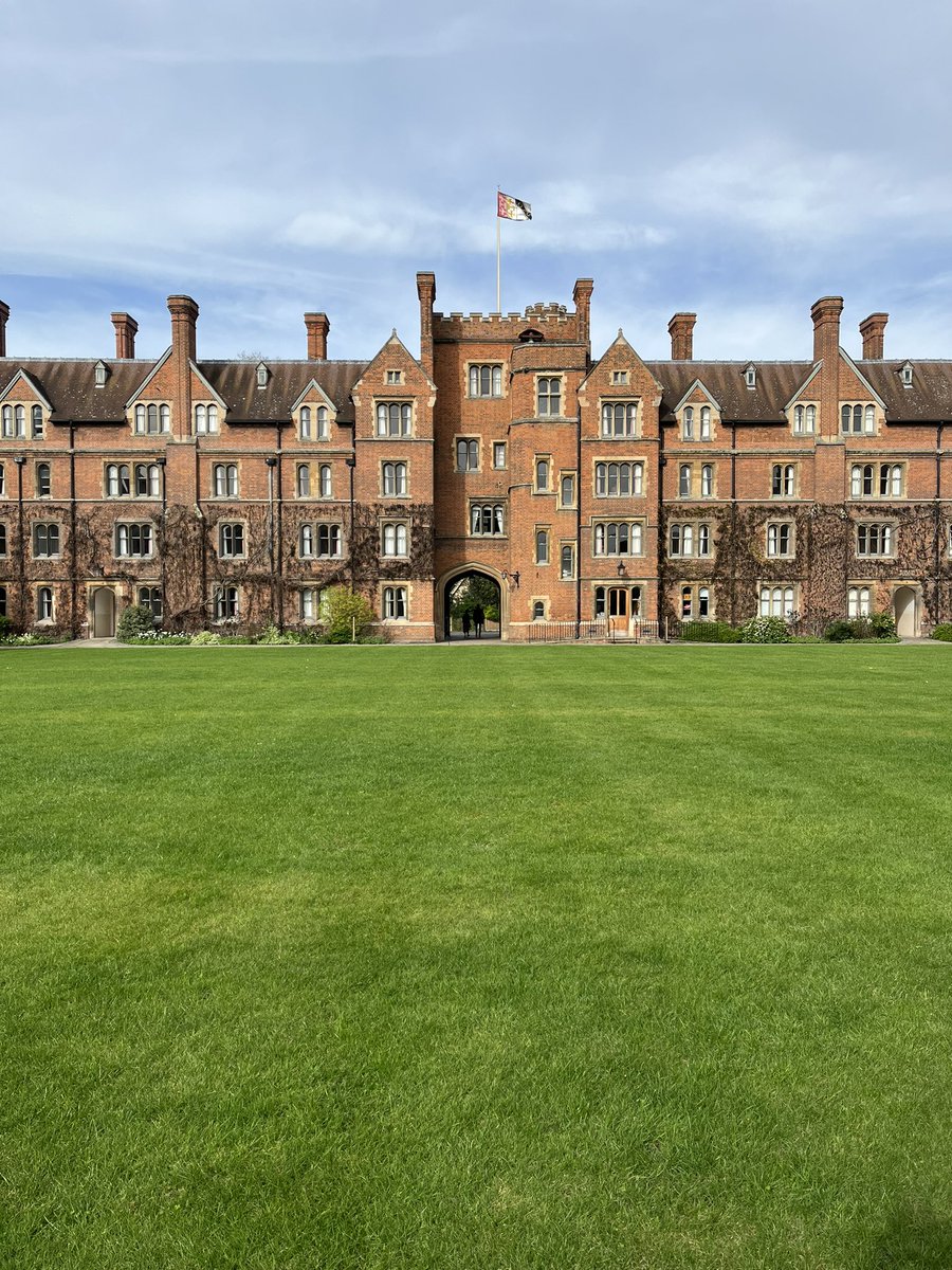 The college flag is flying to welcome back members of the 2017 year group for their @Cambridge_Uni MA graduation ceremony later today.