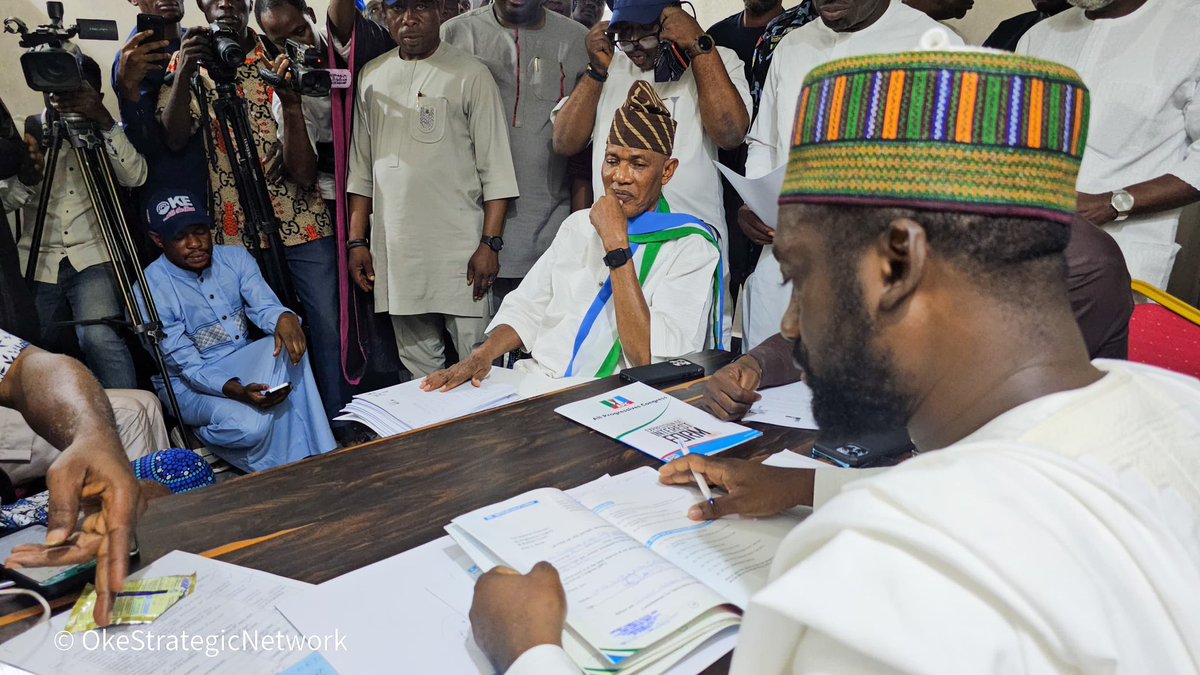 Yesterday, we were at the National Party Secretariat of our great party @OfficialAPCNg to submit the Expression of Interest form and accompanying documents. This is a major step towards achieving our mandate of bringing good governance to the good people of Ondo State.