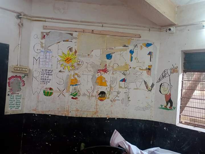 AvantikaKrish's tweet image. #Schools used as polling stations in #TamilNadu fear #elections: Posters stuck using all-purpose flour, perishable kitchen items like rice wasted due to lack of storage space, loss of electronic equipment such as smart boards and computers, and structural changes like breaking…