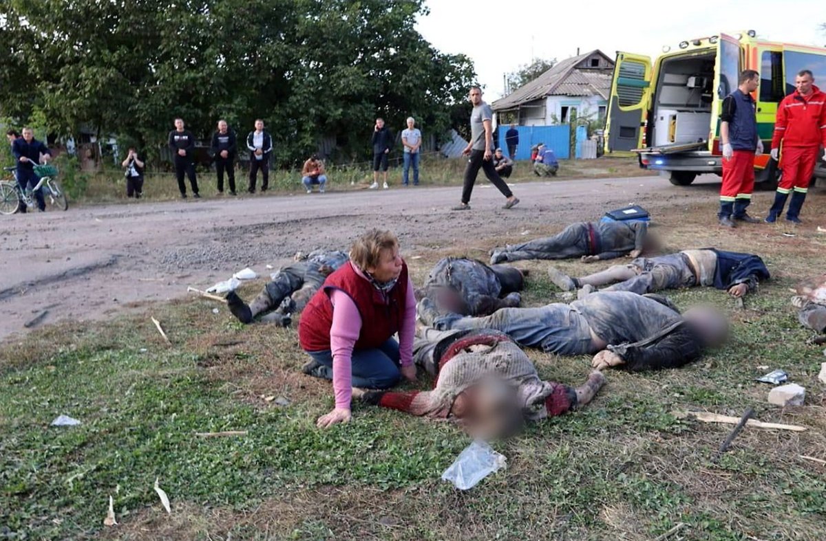 IsarJesus's tweet photo. In einem Land nicht weit von uns entfernt ist Mord bitterer Alltag geworden.
Die Täter müssen bestraft werden.
Den Opfern muss mit aller Kraft geholfen werden.
#Hrosa 🇺🇦
#SlavaUkraine https://t.co/99LiYYGIn1
