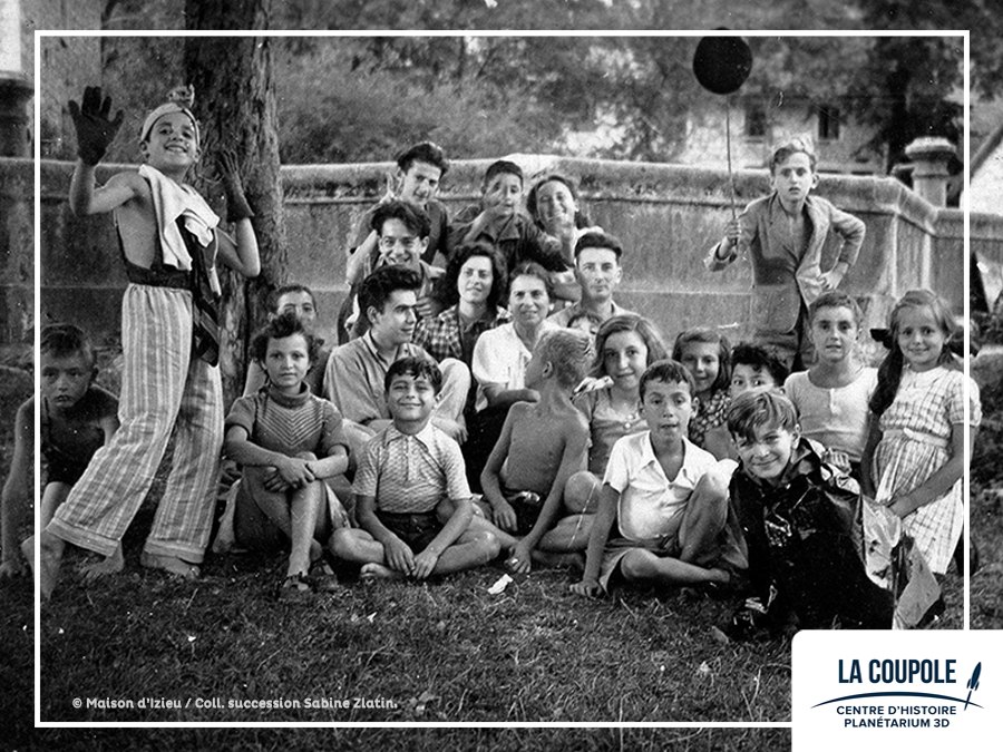 Il y a 8⃣0⃣ ans, le 6 avril 1944, 44 enfants juifs (âgés de 4 à 17 ans) et leurs 7 éducateurs étaient raflés à la Maison d’Izieu, sur ordre direct de Klaus Barbie. Seule une éducatrice, Léa Feldblum, survécut à cette rafle. ➡️ bit.ly/3PNFy5h